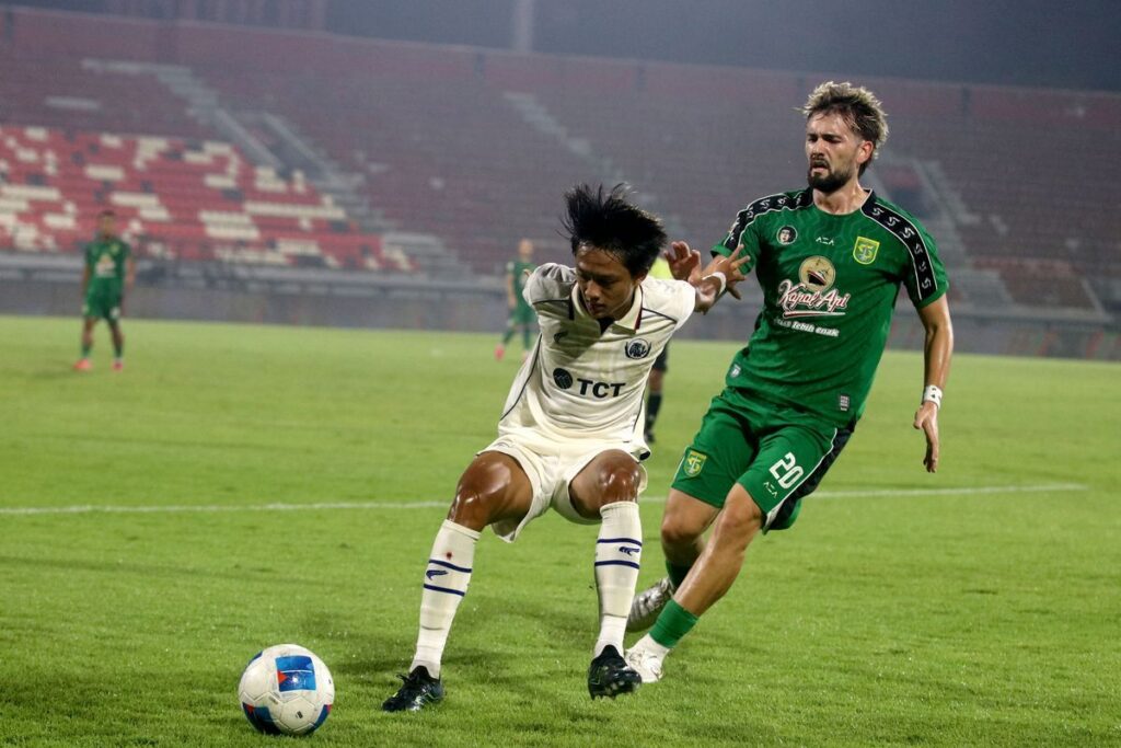 Persebaya Ungguli Arema FC 10 Pada Babak Pertama Semifinal