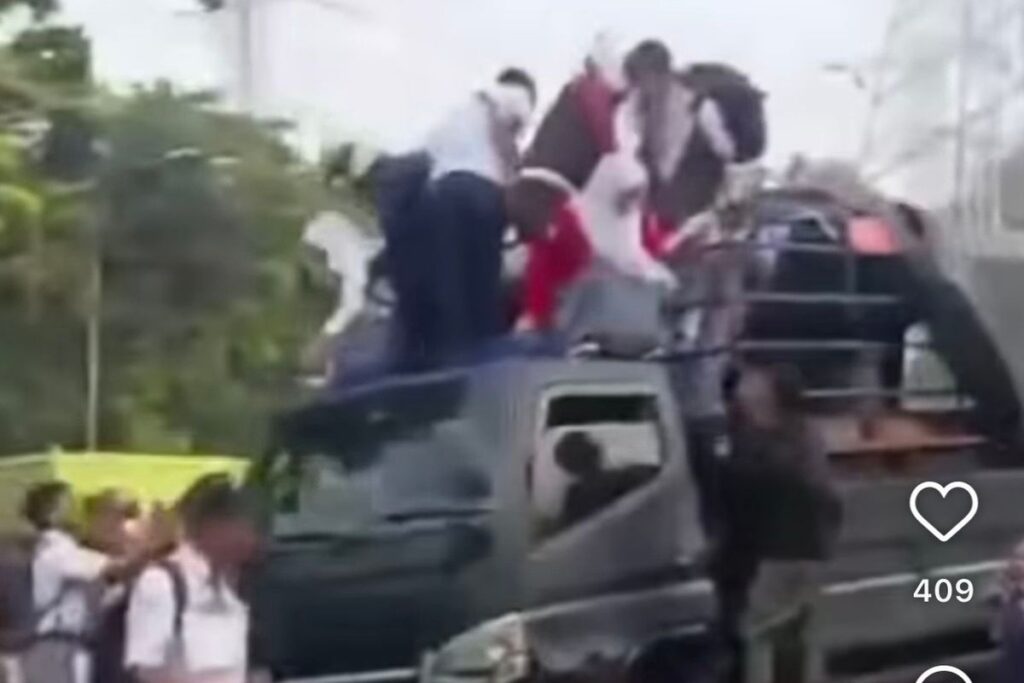 Dua Truk Polisi Pengangkut Pelajar SMAN 79 Kecelakaan di Cawang