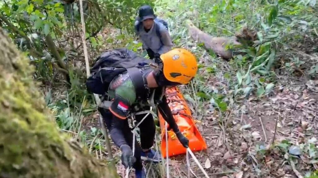 Tim SAR Evakuasi Dua Pendaki Gunung Piramid Hilang Kontrak