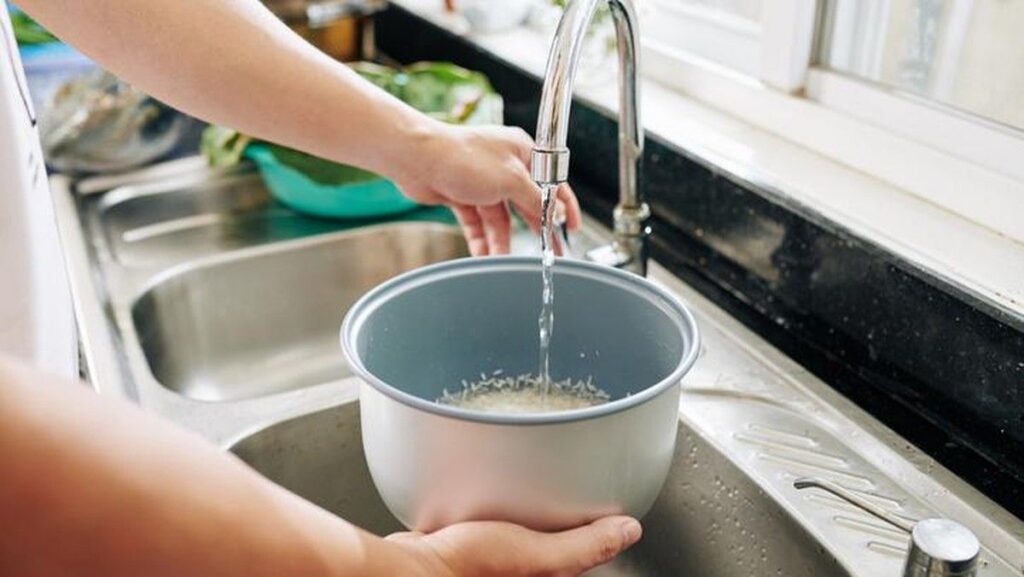 Chef Ungkap Manfaat Mencuci Beras Sebelum Dimasak agar Tidak Lembek