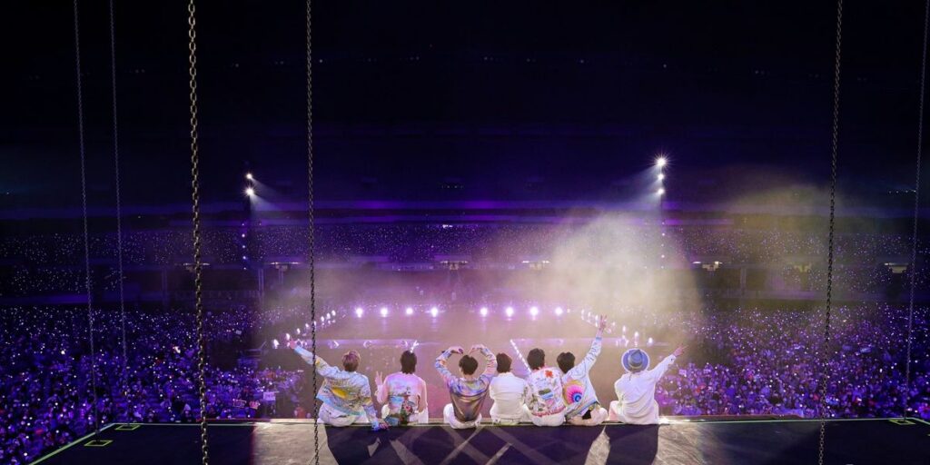 RM BTS Tiba di New York Pakai Kruk Setelah Cedera di Seoul