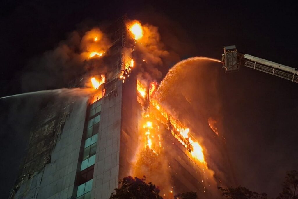 Gedung Bapenda DKI Jakarta Terbakar Diwarnai Dua Ledakan