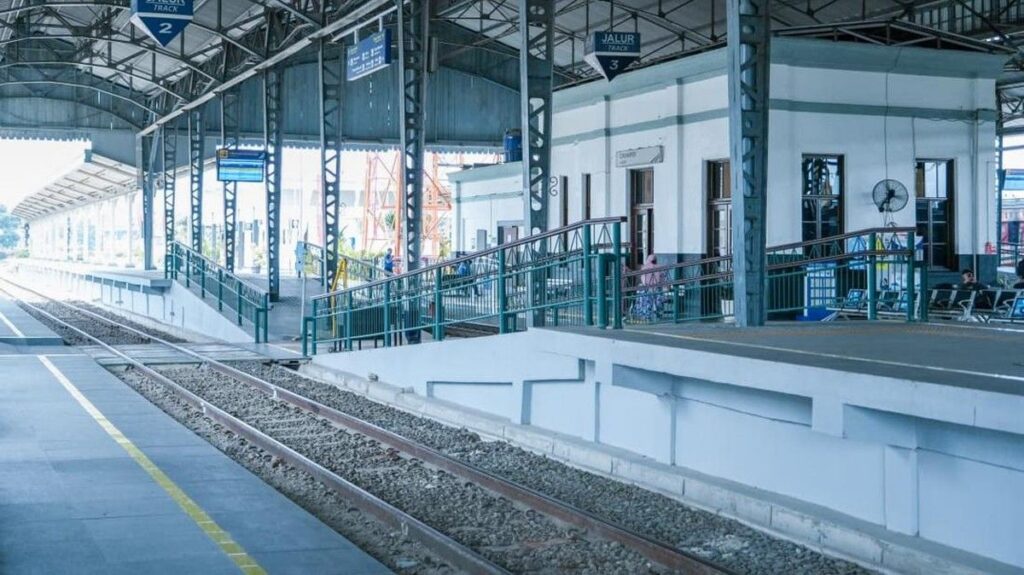 KAI Properti Selesaikan Peninggian Peron dan Tambah Atap di Stasiun Cikampek