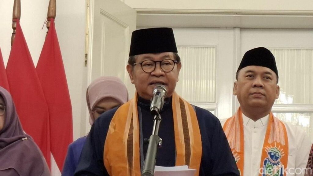 Pramono Anung Perintahkan DLH DKI Bersihkan Sampah di Kedaung Kali Angke