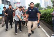 Polisi Beri Pertolongan Medis Mahasiswa Pingsan Saat Demo BEM UI di Jakarta Pusat