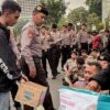 Warga Galang Dana Bencana NTT di Tengah Unjuk Rasa Mahasiswa Jakarta
