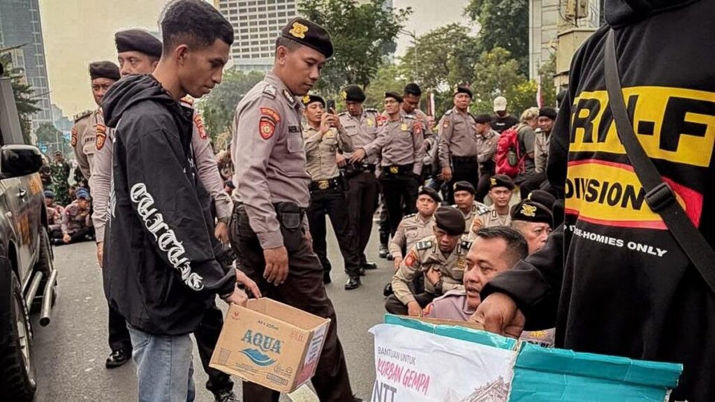 Warga Galang Dana Bencana NTT di Tengah Unjuk Rasa Mahasiswa Jakarta