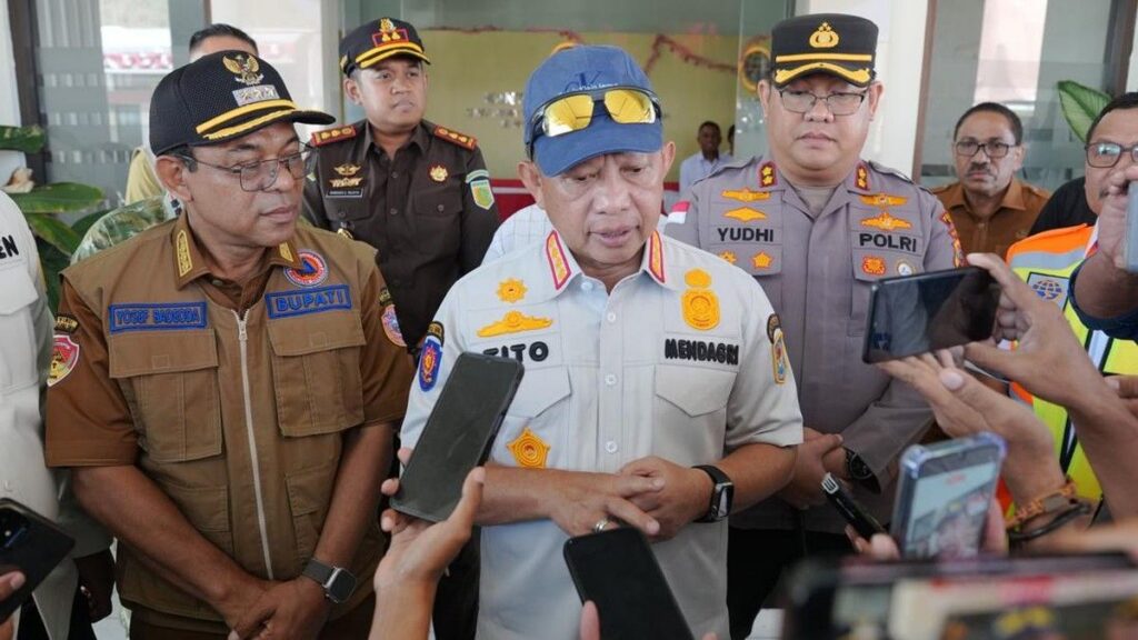 Mendagri Tinjau Dampak Gempa dan Layanan Dasar di Ende