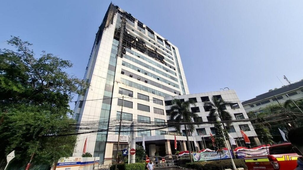 Gulkarmat Rampungkan Pendinginan Kebakaran Gedung Bapenda DKI Jakarta