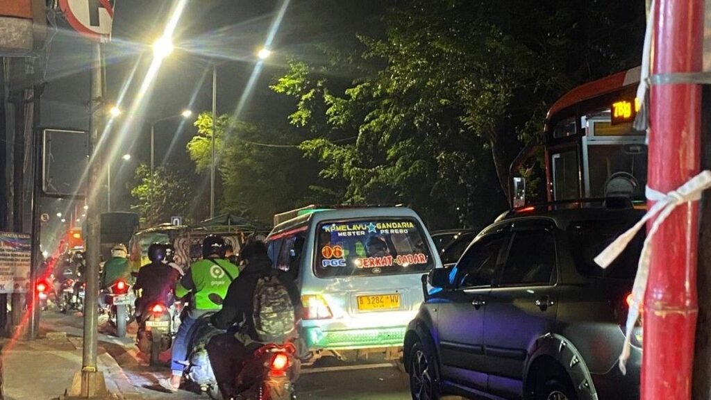 Kemacetan Parah Terjadi di Jalan Raya Bogor Akibat Perbaikan Jalan