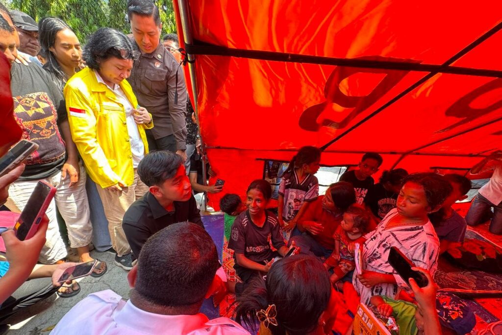 Gibran Salurkan Bantuan Logistik bagi Pengungsi Gempa Sikka