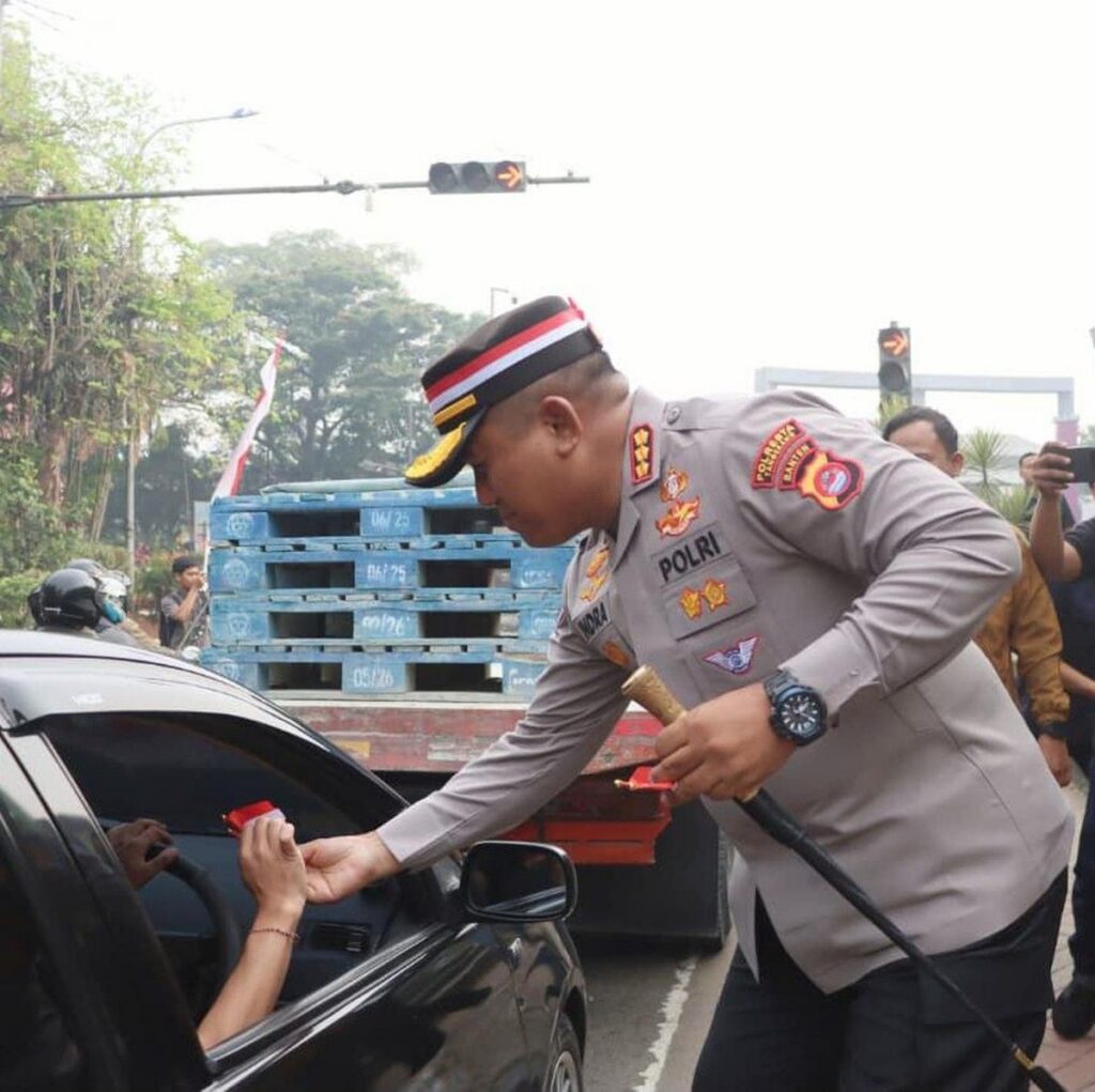 Polresta Tangerang Bagikan Bendera Merah Putih di Cikupa