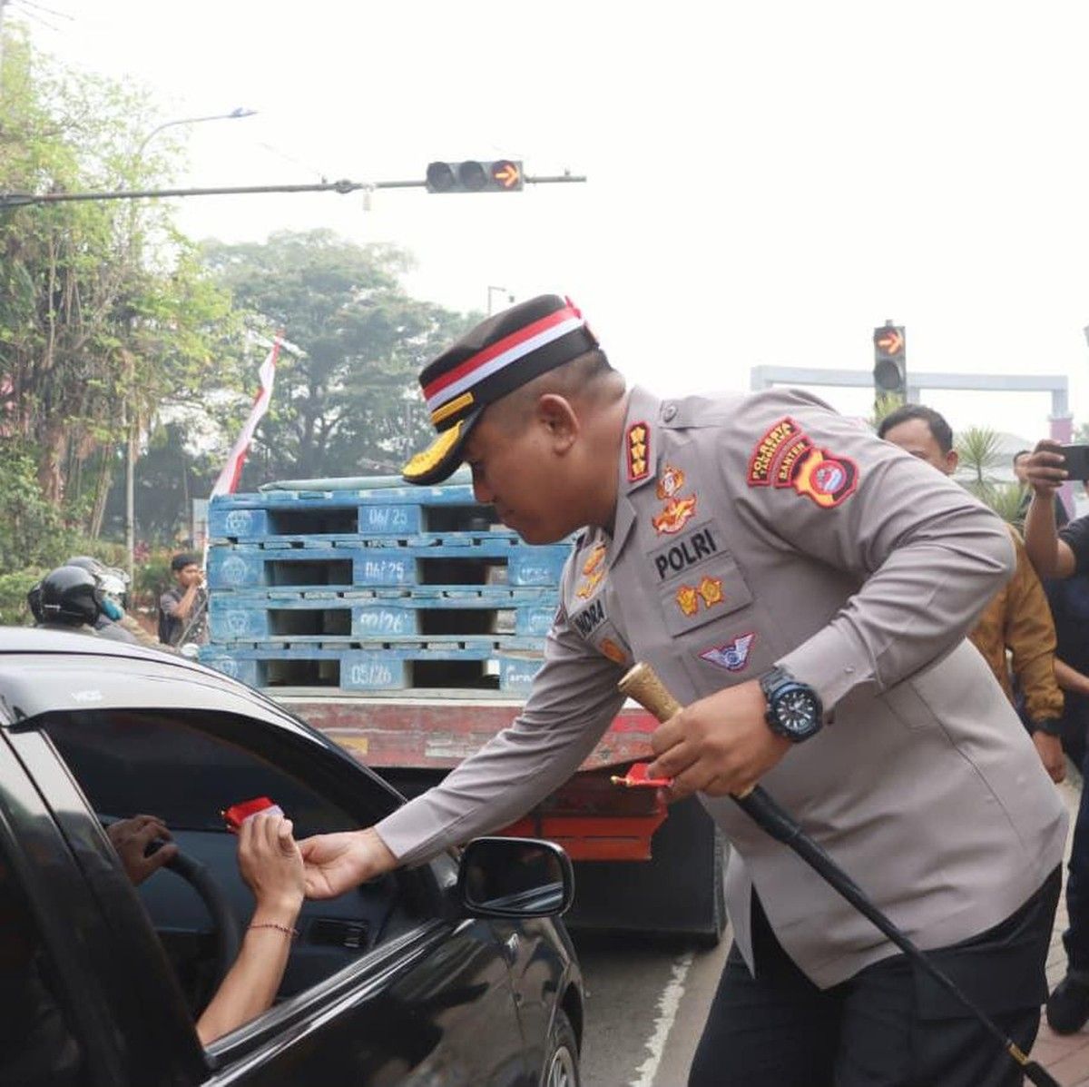Polresta Tangerang Bagikan Bendera Merah Putih di Cikupa