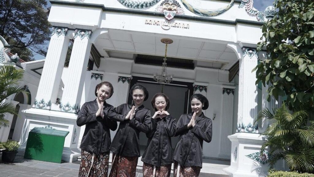Anggota JKT48 Ikuti Program Abdi Dalem Keraton Jogja