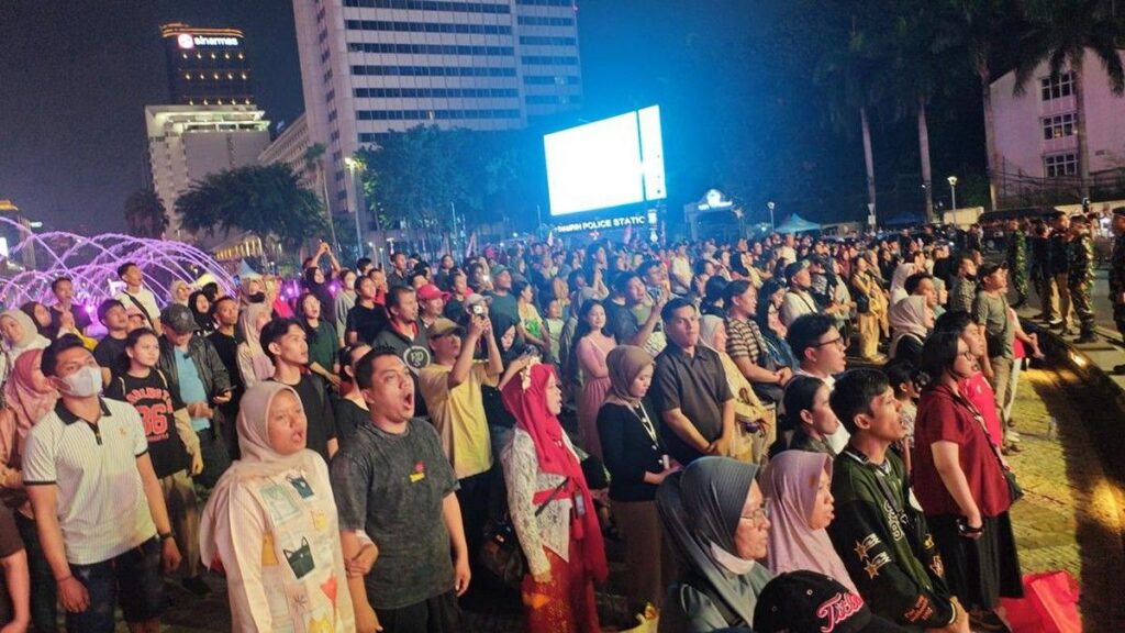 Warga Nyanyikan Lagu Indonesia Raya di Bundaran HI Malam HUT ke 81 RI