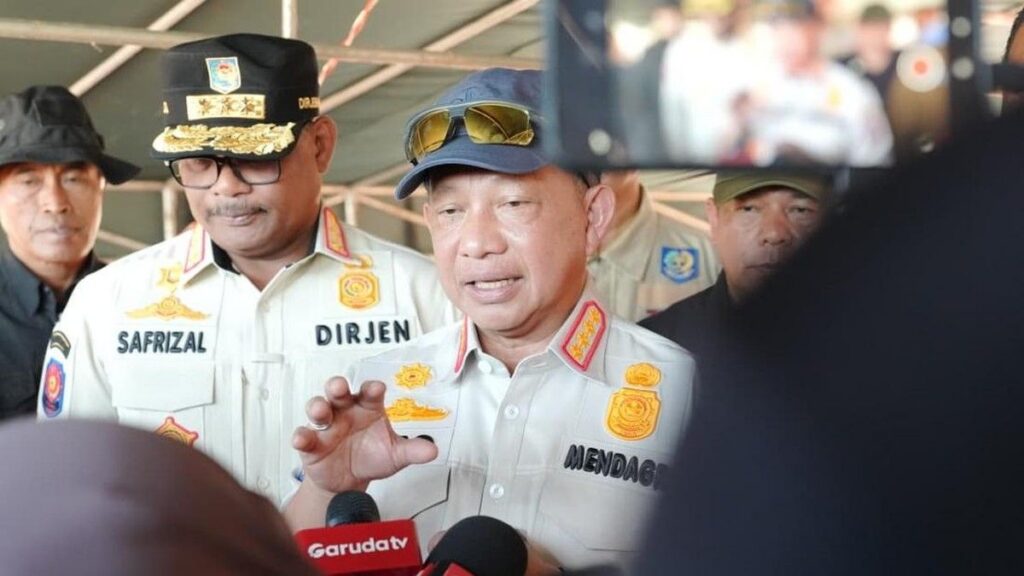 Mendagri Tito Karnavian Tinjau Bencana Gempa Bumi di NTT