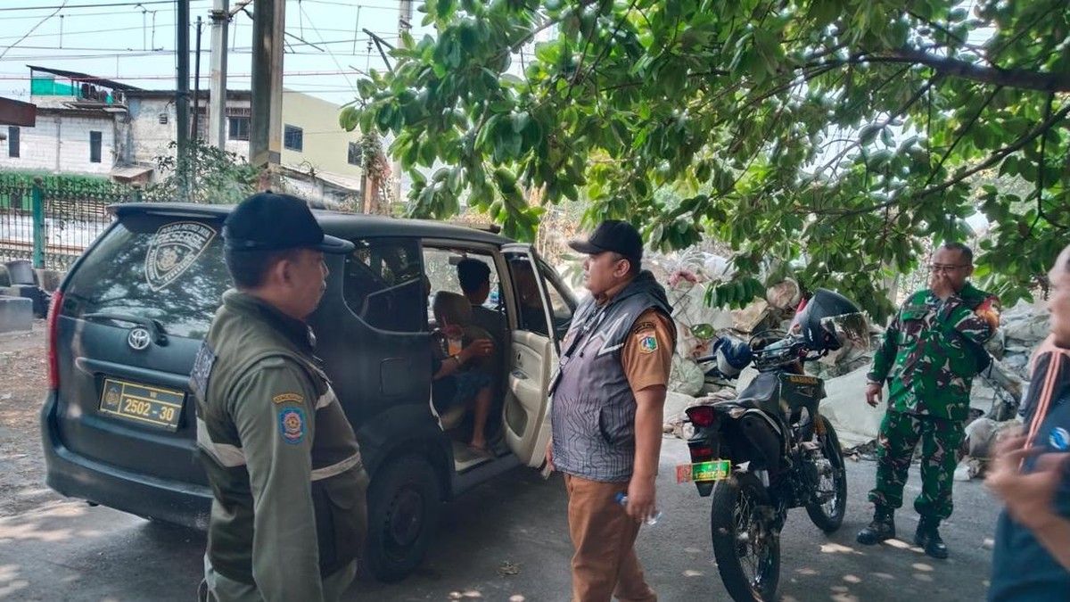 Satpol PP Amankan Pengatur Lalu Lintas Liar di Exit Tol Rawa Buaya