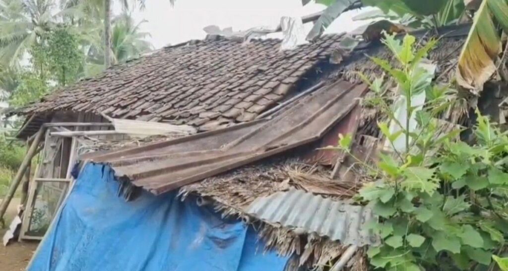 Keluarga Berpenghasilan Serabutan di Pandeglang Huni Rumah Lapuk