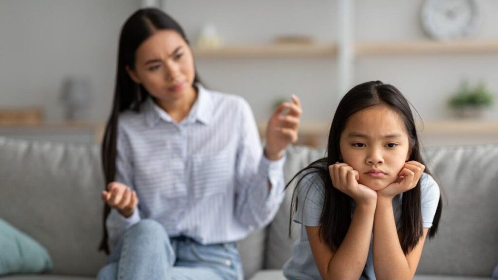 Anak Mulai Malu Dipeluk Orang Tua di Depan Teman Menjadi Tahap Perkembangan Normal