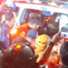 Petugas Evakuasi Pria dari Kebakaran Gedung Bapenda DKI