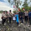 Polres Dumai Pasang Bendera di Kapal Nelayan dan Sekolah Pesisir