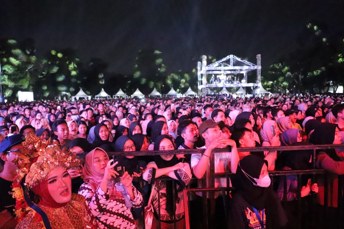 The Adams dan JKT48 Guncang Panggung Semesta Berpesta Jakarta