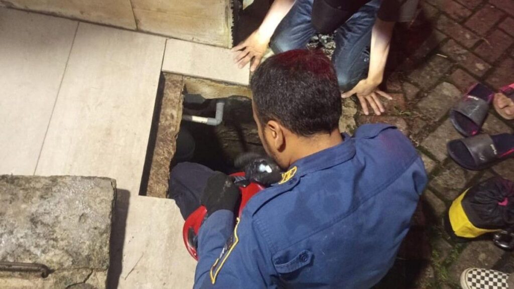Damkar Kota Bogor Evakuasi Pria Terjebak di Gorong Gorong Pasir Kuda