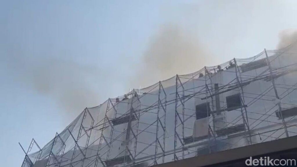 Gedung di Cikini Terbakar, Pekerja Sempat Terjebak di Atap