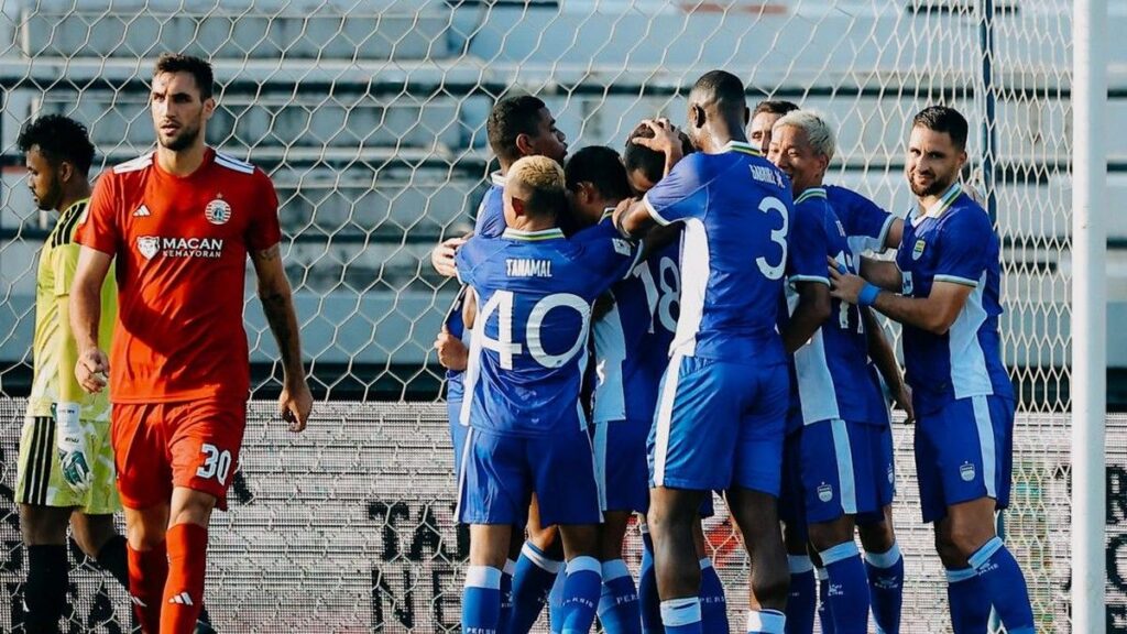 Persib Bandung Renovasi Rumput Stadion GBLA Jelang Playoff ACL 2