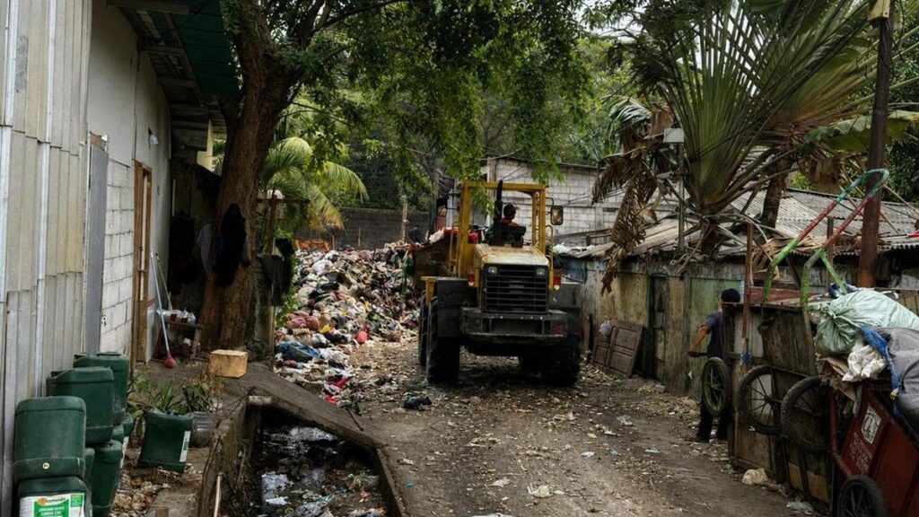 Sudin LH Jakarta Barat Bersihkan 140 Ton Sampah di Kedaung Kali Angke