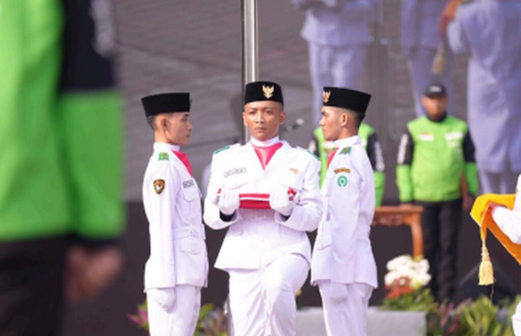 47 Mitra Driver Gojek Jadi Pasukan Pengibar Bendera Merah Putih Pertama