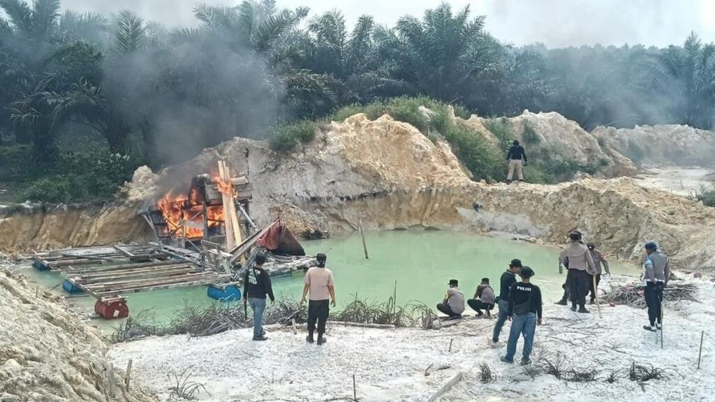 Polda Riau Musnahkan 525 Rakit Tambang Emas Ilegal di Kuansing