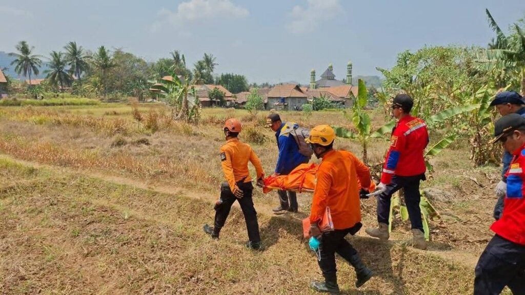 BPBD Cilegon Evakuasi Jasad Pria Hilang 42 Hari di Bukit Kroya