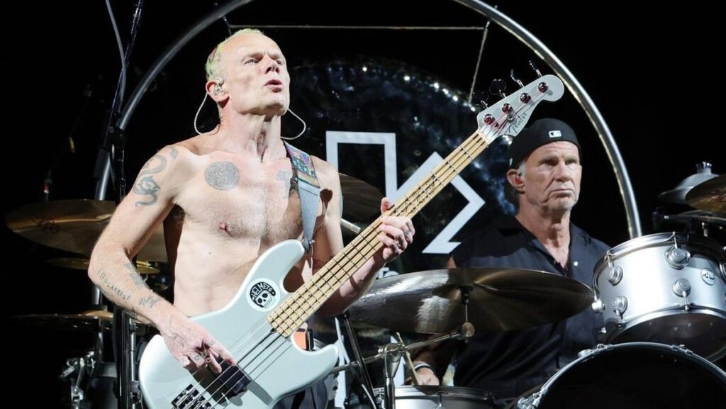 Sedang Asyik Ngamen Lagu Otherside, Drummer Dihampiri Chad Smith