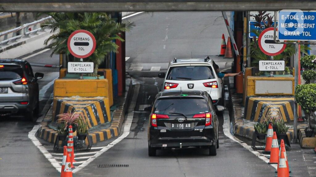 Mobil Xpander Tabrak Palang GT Kalikangkung Usai Kabur dari Banyumanik