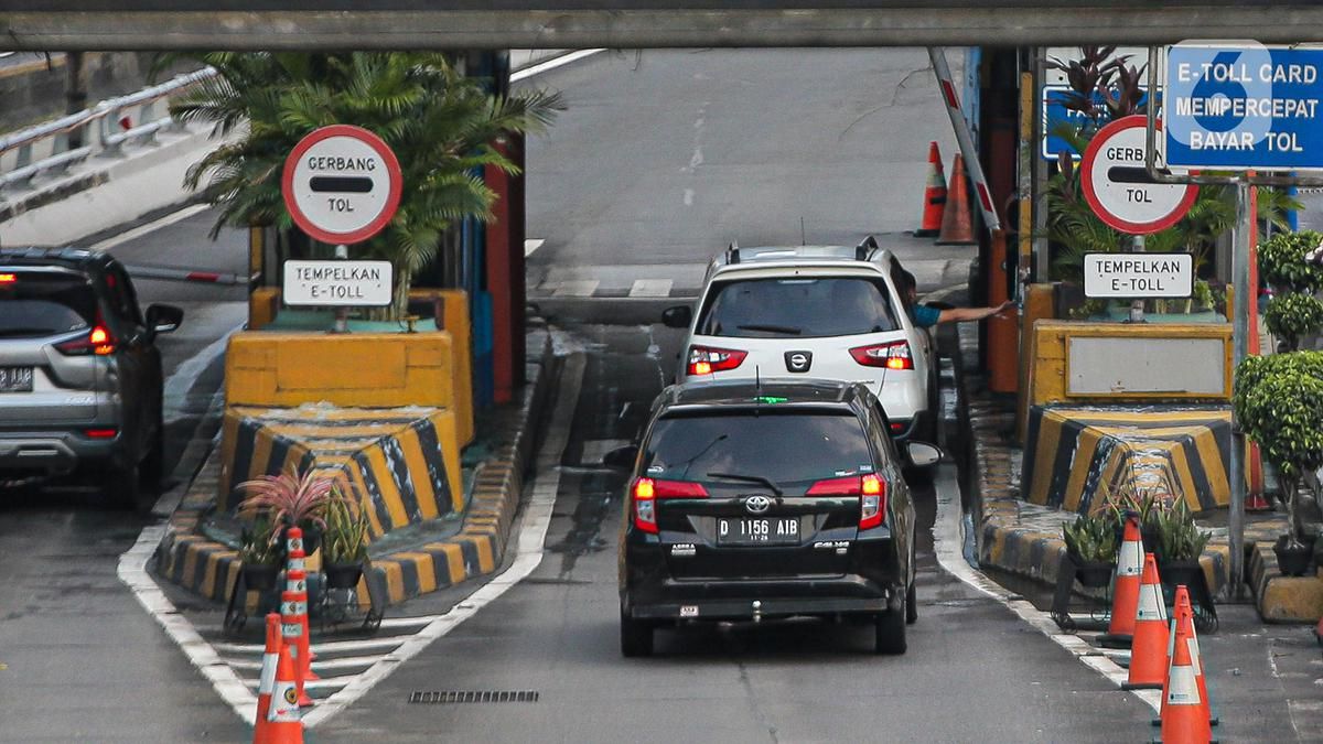 Mobil Xpander Tabrak Palang GT Kalikangkung Usai Kabur dari Banyumanik