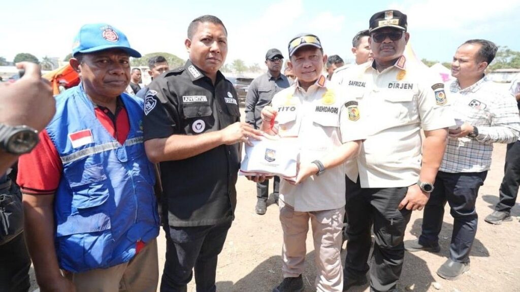 Mendagri Tito Karnavian Tinjau Posko Pengungsian dan Serahkan Bantuan di NTT