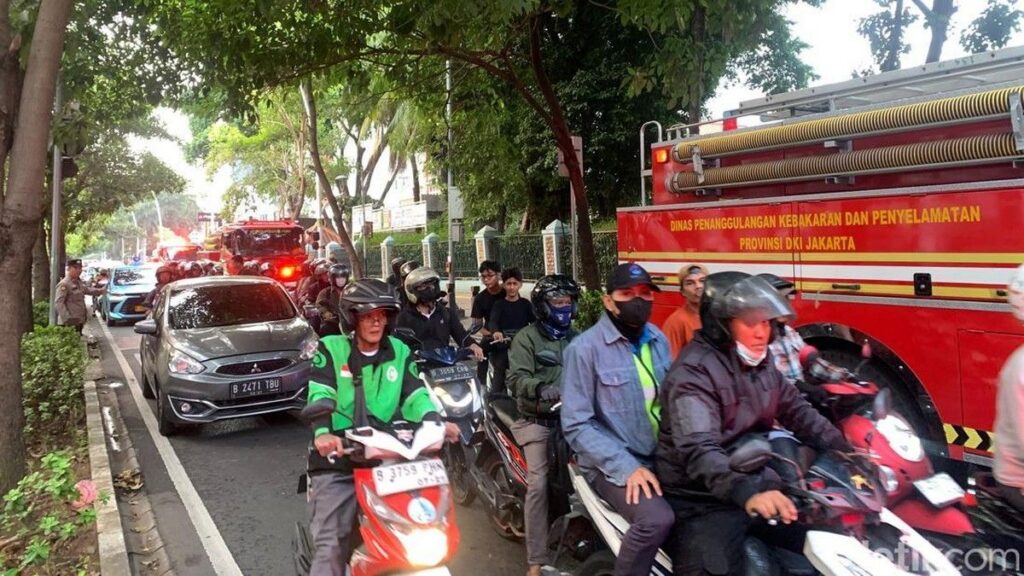 Kebakaran Gedung di Cikini Padam Jalur Lalu Lintas Dibuka Kembali