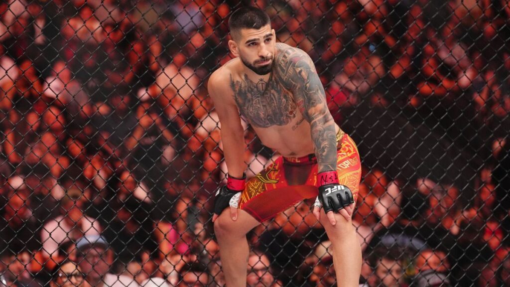 Esteban Ribovics Kalahkan Edson Barboza di UFC 330