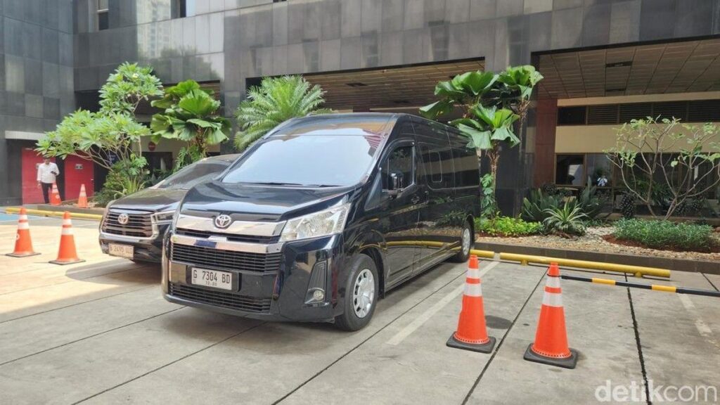KPK Sita Mobil Bupati Pemalang Anom Widiyantoro di Jakarta