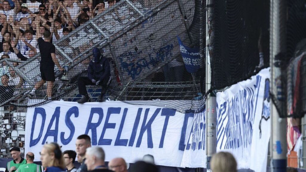 Banner Hertha BSC Tutup Fluchttor Ruhrstadion