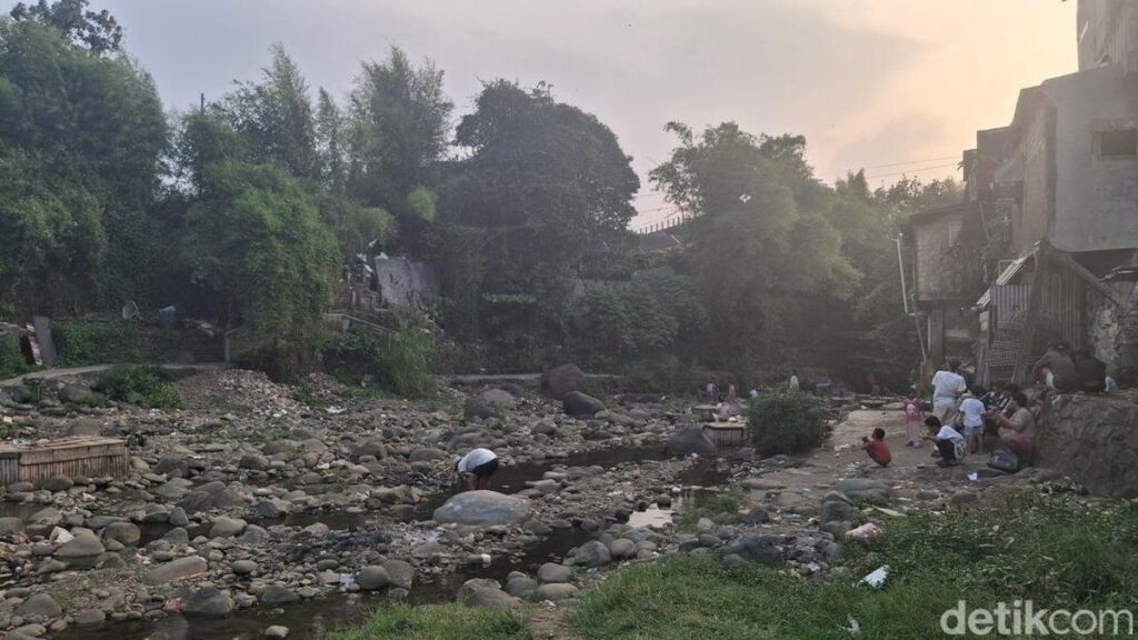 Sungai Ciliwung Surut Jadi Area Bermain Anak di Kampung Pulo Geulis