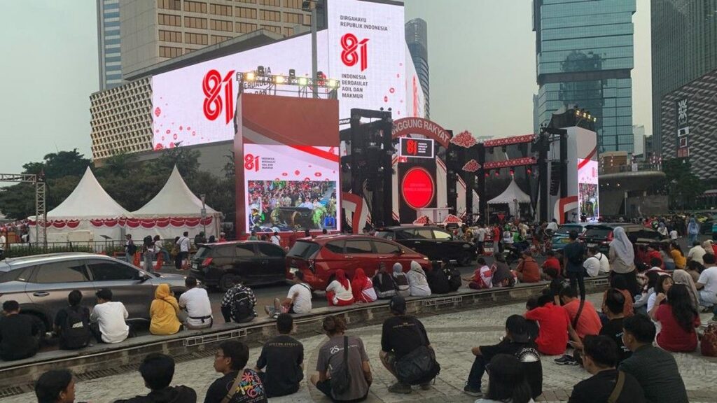 Warga Memadati Bundaran HI Saksikan Penurunan Bendera