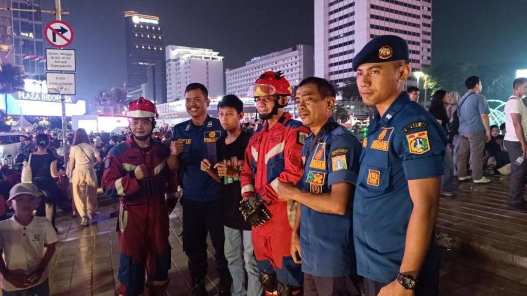 Damkar Evakuasi Ponsel Warga di Gorong Gorong Bundaran HI