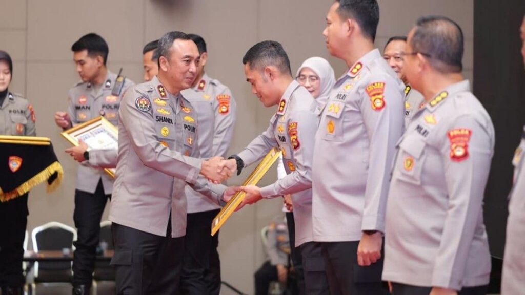 Kapolda Sumsel Serahkan Penghargaan WBK dan Pelayanan Prima