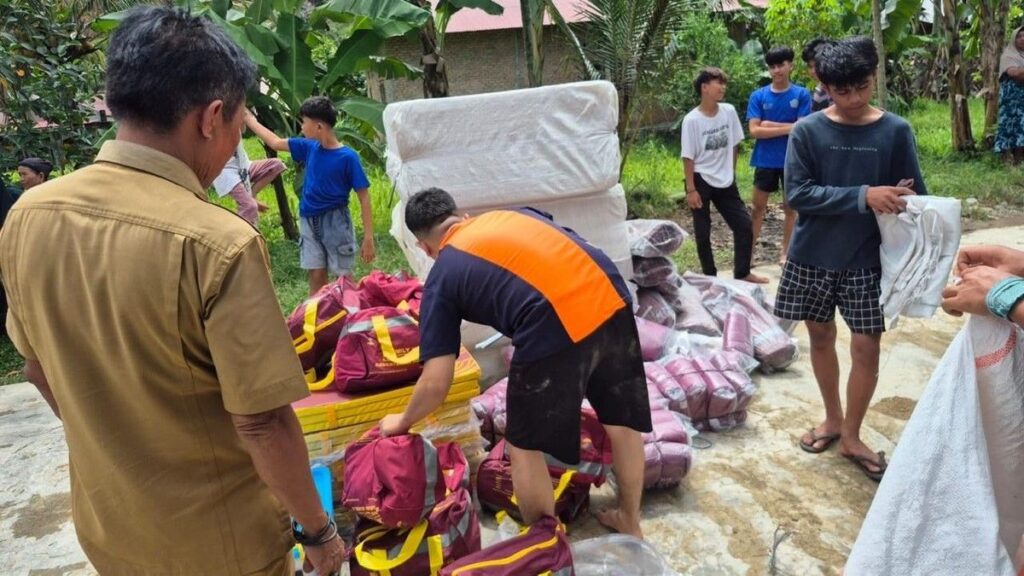 Kemensos Salurkan Bantuan Logistik untuk Korban Banjir dan Longsor di Padang