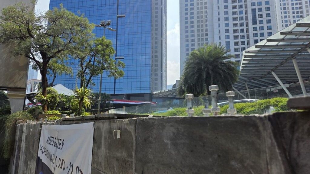 Pengelola Mal Kota Kasablanka Membongkar Pagar Tinggi