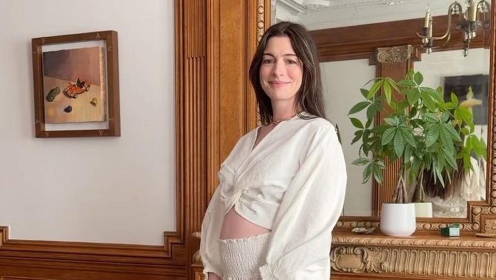 Anne Hathaway Hamil Anak Ketiga dan Tunda Princess Diaries 3