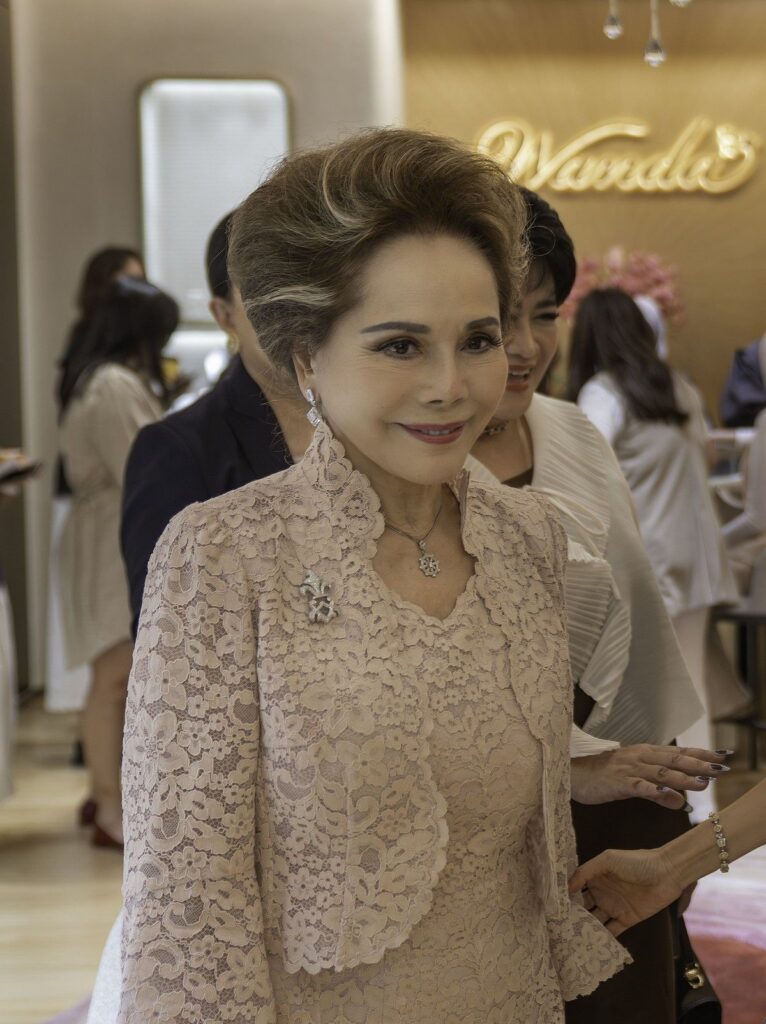 Ratna Sari Dewi Sukarno Hadiri Pembukaan Butik Perhiasan di Jakarta