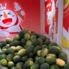 Gerai Mixue di China Bagikan Semangka Utuh Gratis untuk Pembeli
